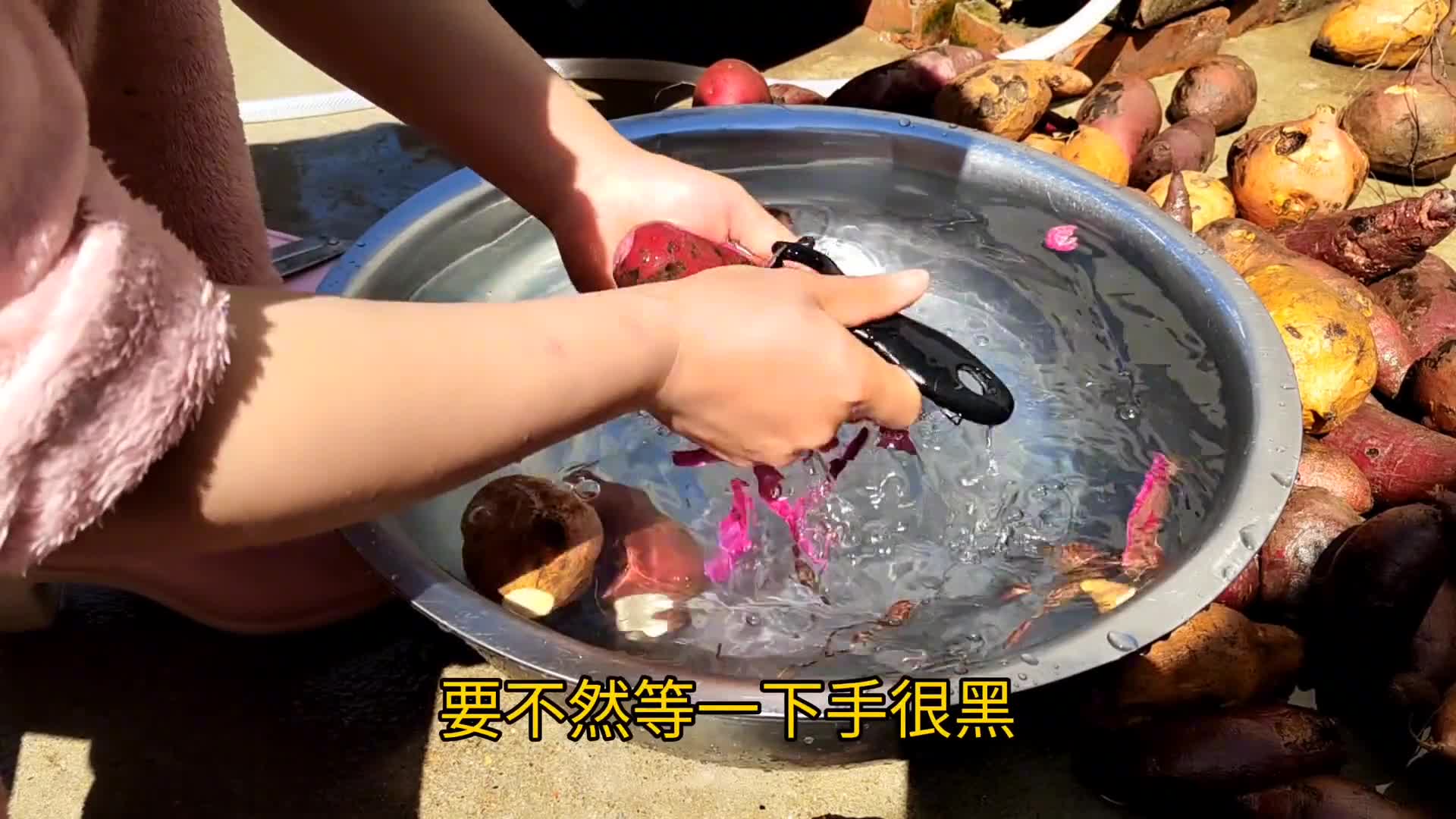 不要钱的紫薯,制成紫薯片,油炸香脆可口,老人小孩都可以吃。