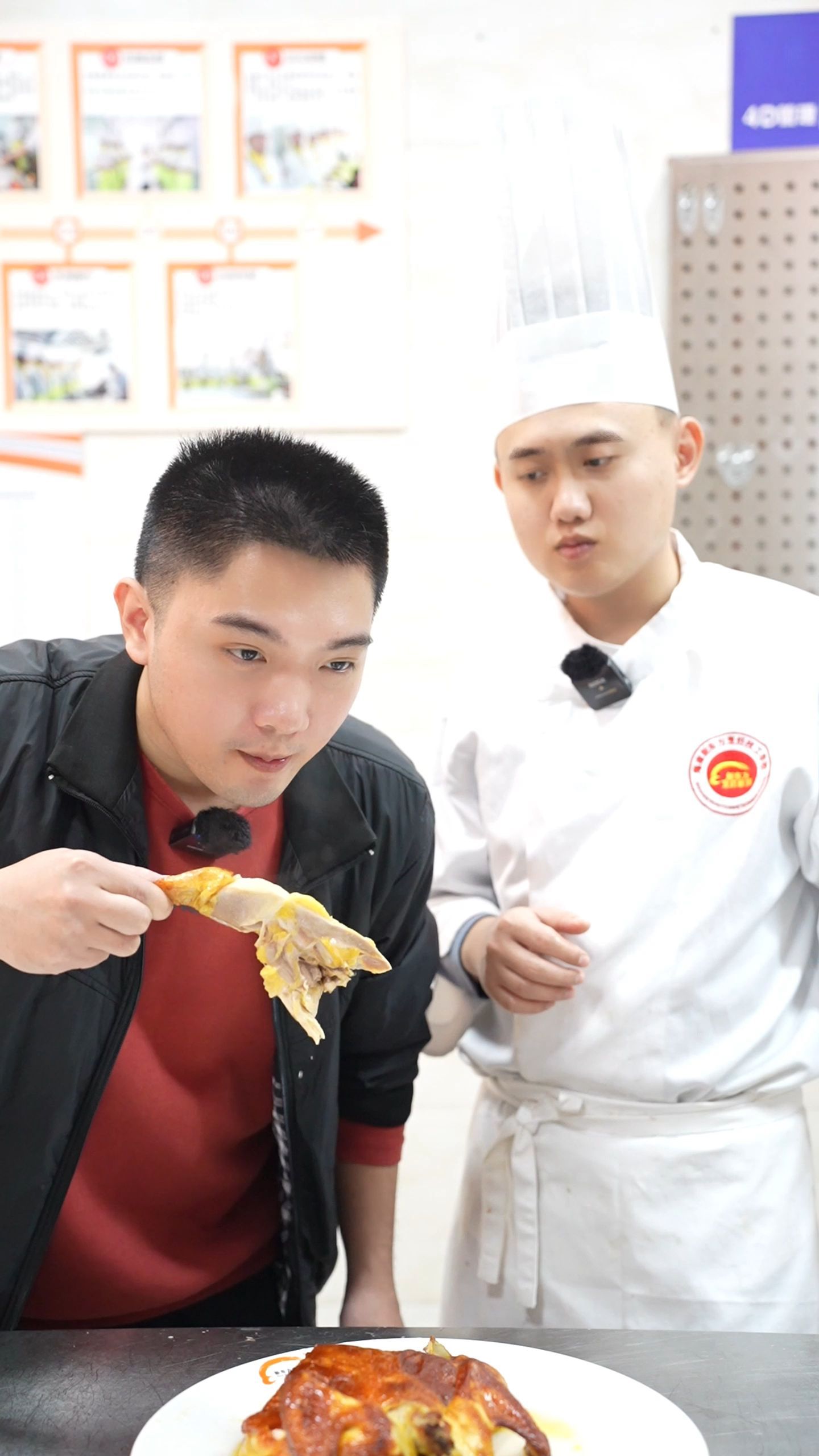 香茅烤鸡,鸡肉外皮焦香酥脆,软嫩多汁!