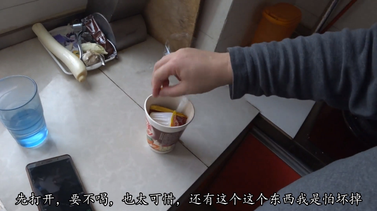 过期五年的奶茶还能不能喝 在家闲的无聊 专业人士亲身尝试