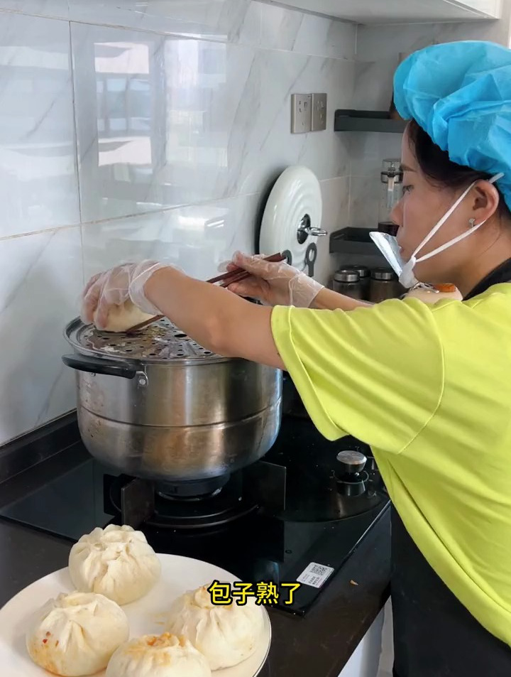 其实早餐糕点面点不是我的强项,试做了龙虾鲍鱼包子,感觉没做好