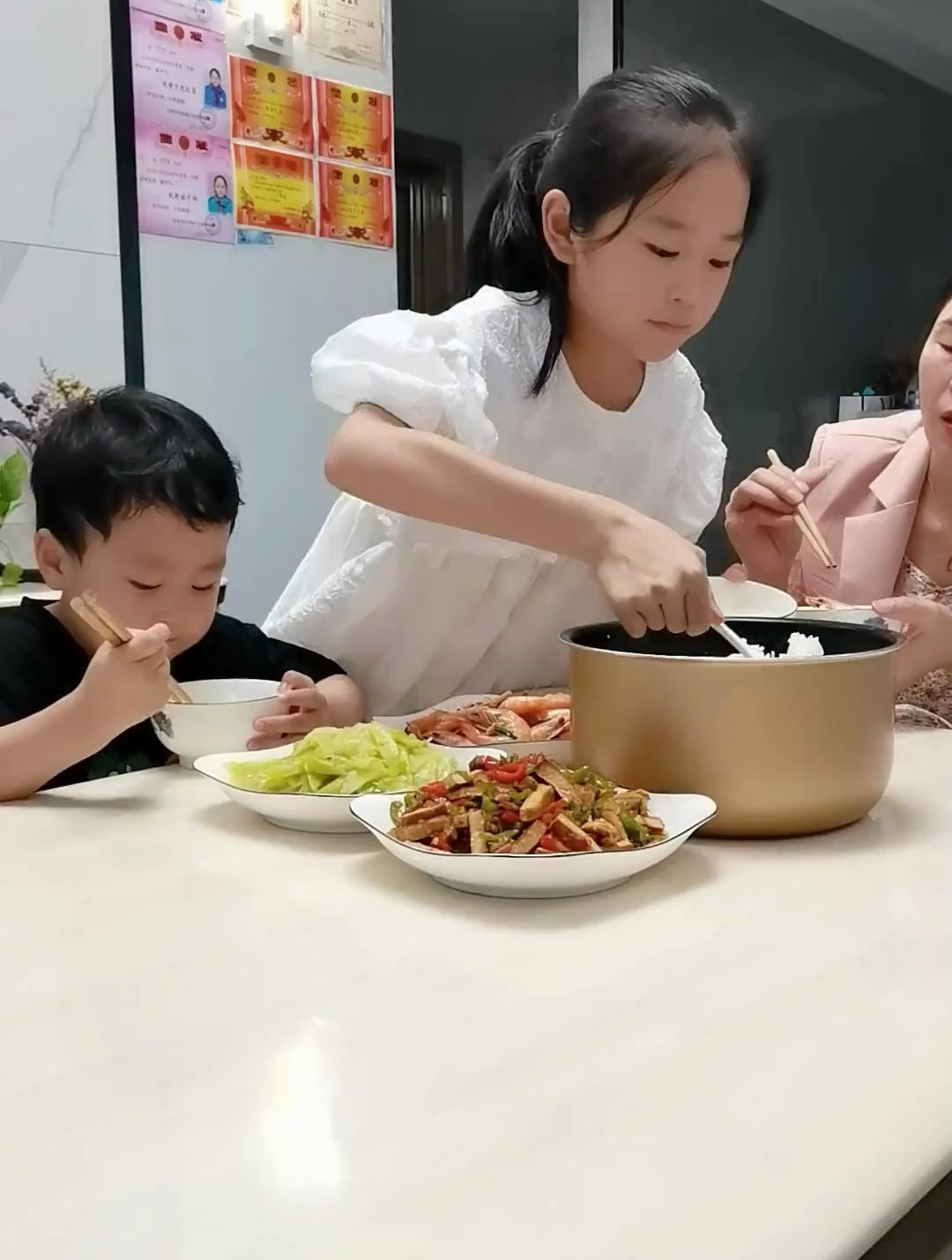 让姐姐不许剩饭 永远有个小吃货给她收拾最后一口
