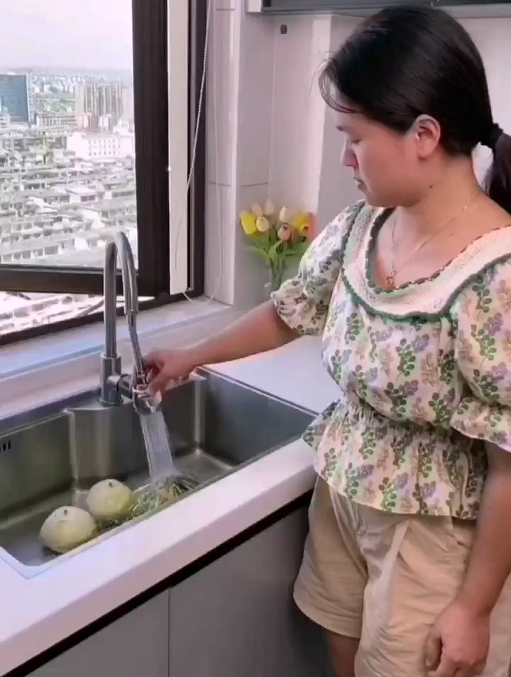 有了这个防溅水龙头,清洗蔬菜水果方便多了