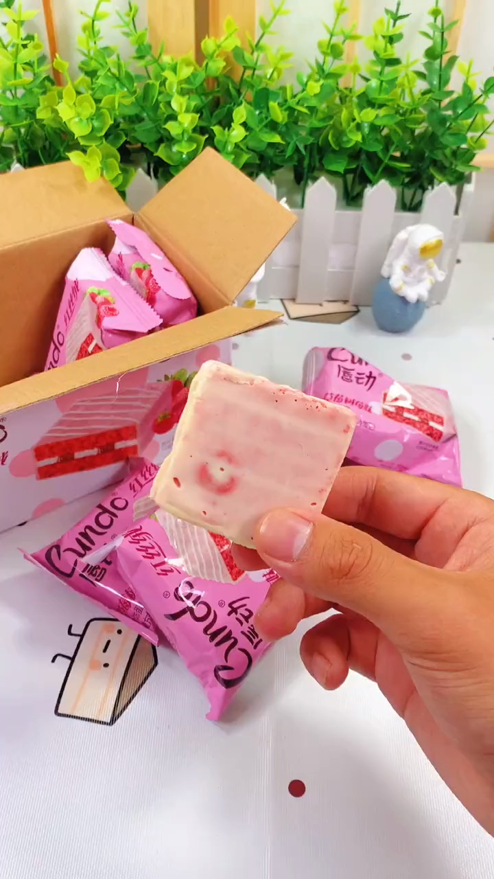 红丝绒蛋糕外皮一层酥脆的白巧克力,里面双莓夹心,下午茶必备