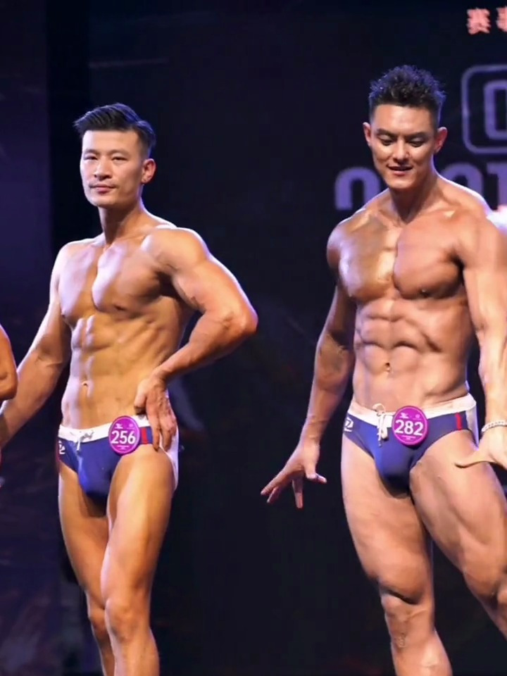 我国健美比赛现场,这个应该是70公斤级的比赛吧!肌肉男