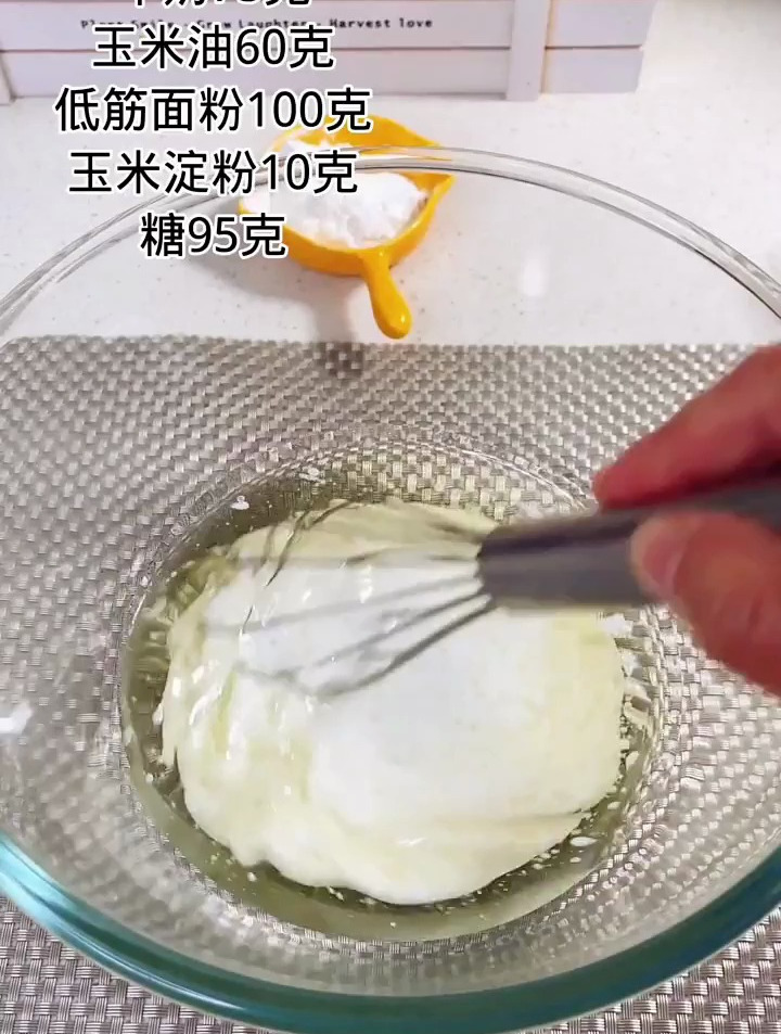 做了一个清新淡雅的8寸生日蛋糕