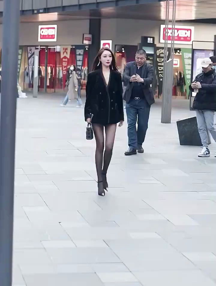 街拍美女,小姐姐这真是外套下面,全是腿