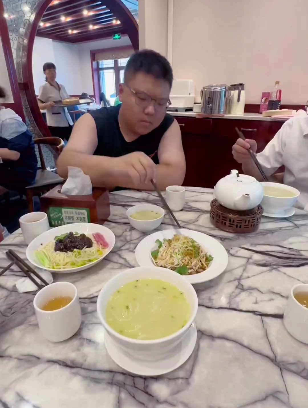 出来吃早饭,舒然有点社恐