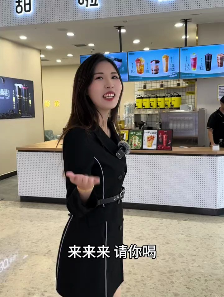 有个熊孩子 来甜啦啦喝冬天的第一杯奶茶啦～