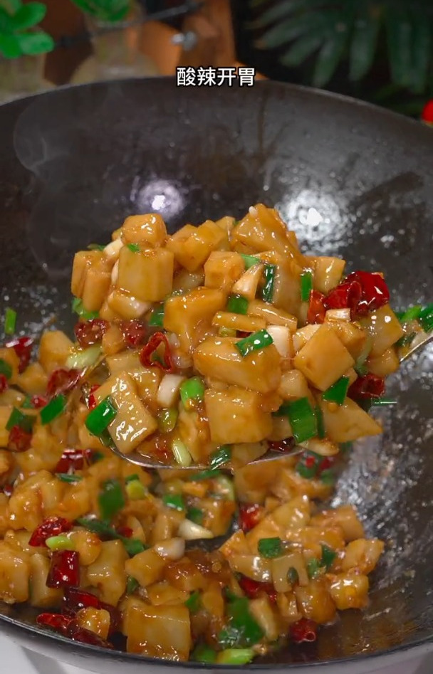 脆嫩可口的爆炒藕丁