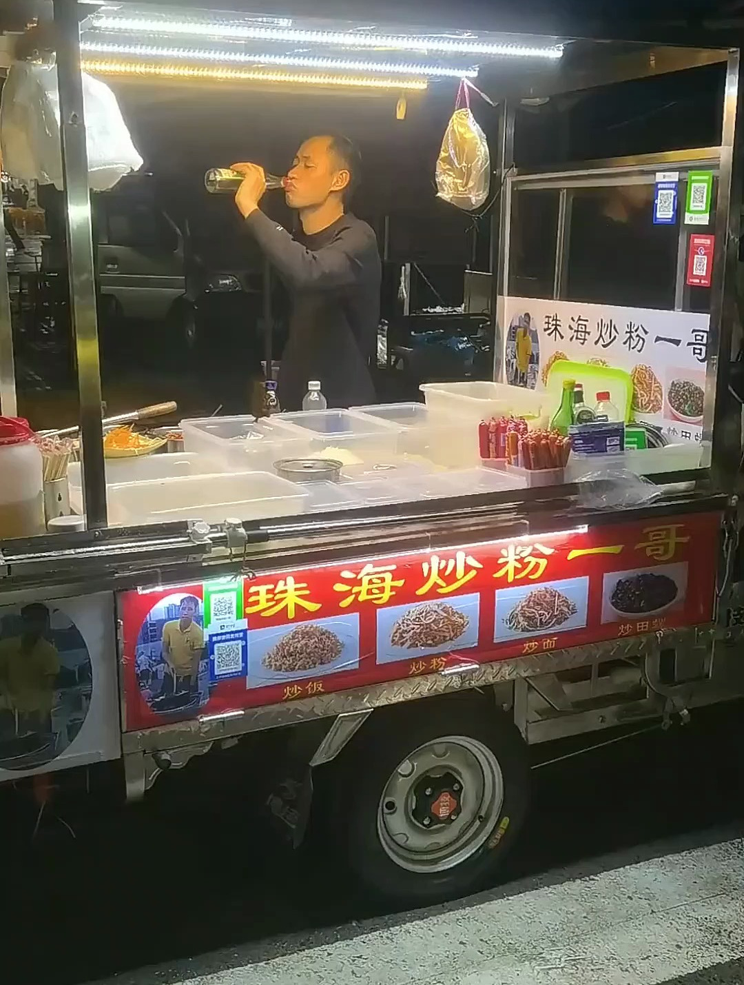 路边摊吃个不要鸡蛋的酱油炒饭,老板居然还要多收我一块