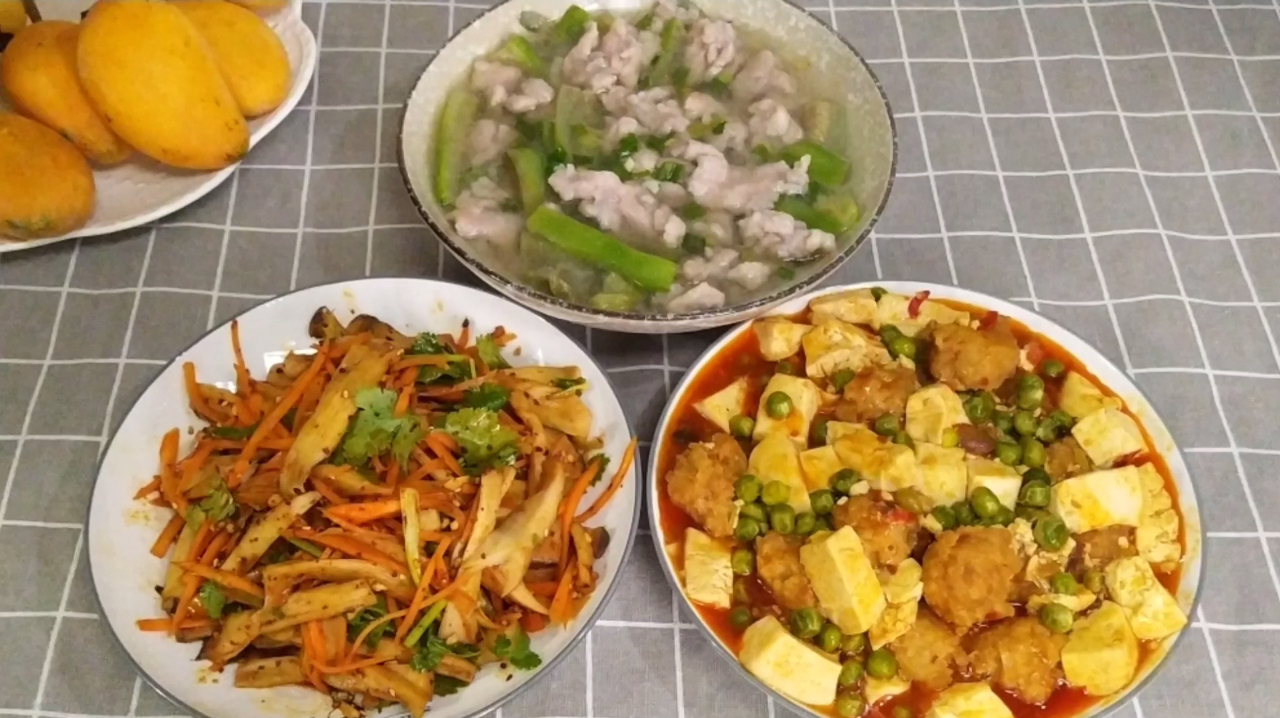 晚餐2菜1汤,荤素搭配,凉拌杏鲍菇最好吃