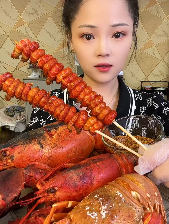 虾球搭配大龙虾一起吃,这就是“龙虾自由”吗?