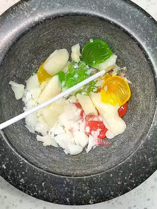 粉碎ASMR:捣碎公鸡形状糖果的过程,太解压了