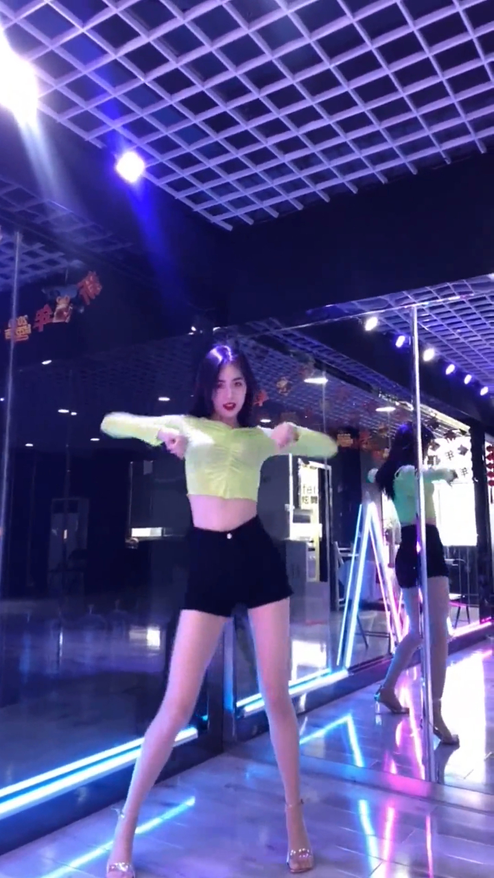 美女舞蹈:山东女神麻将舞,细腰长腿,好看极了!