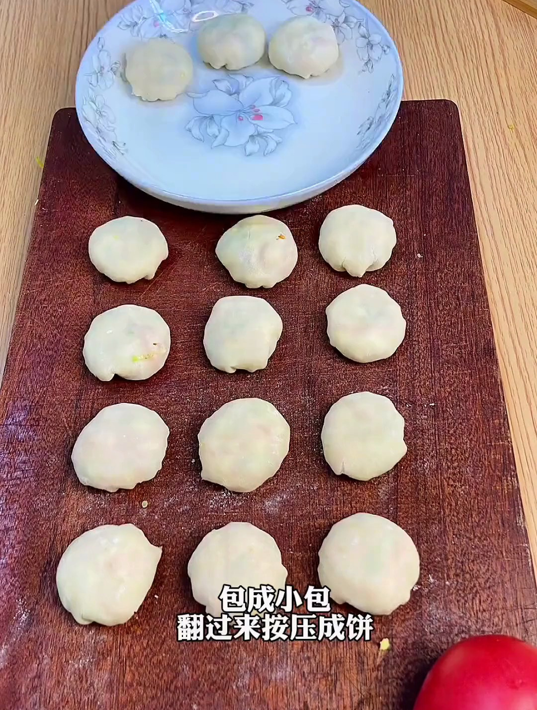 不用发面的素馅饼来了,做法简单味道鲜美可口!