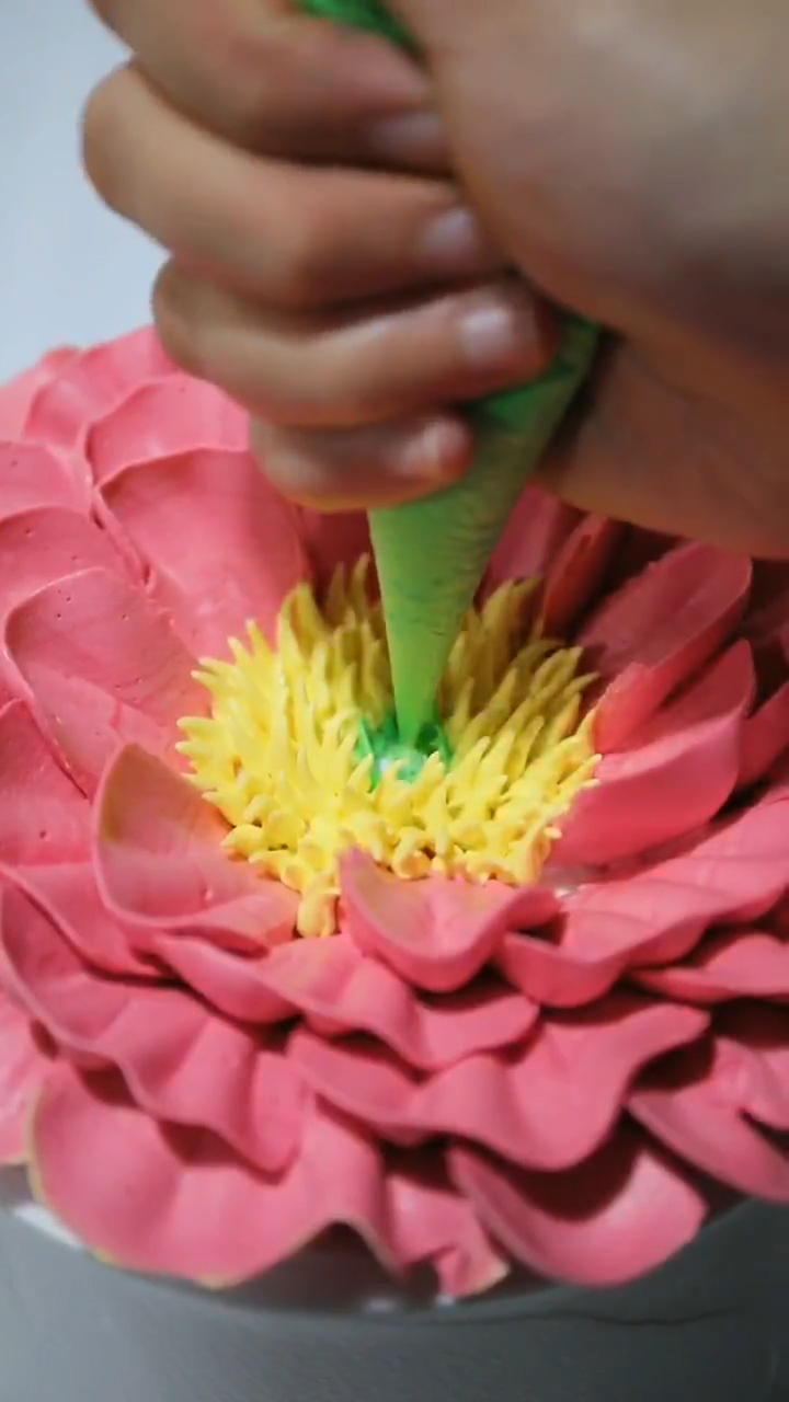 简单的花嘴也能做出雍容华贵的牡丹花丨王森西点蛋糕学校教你做 奶油裱花