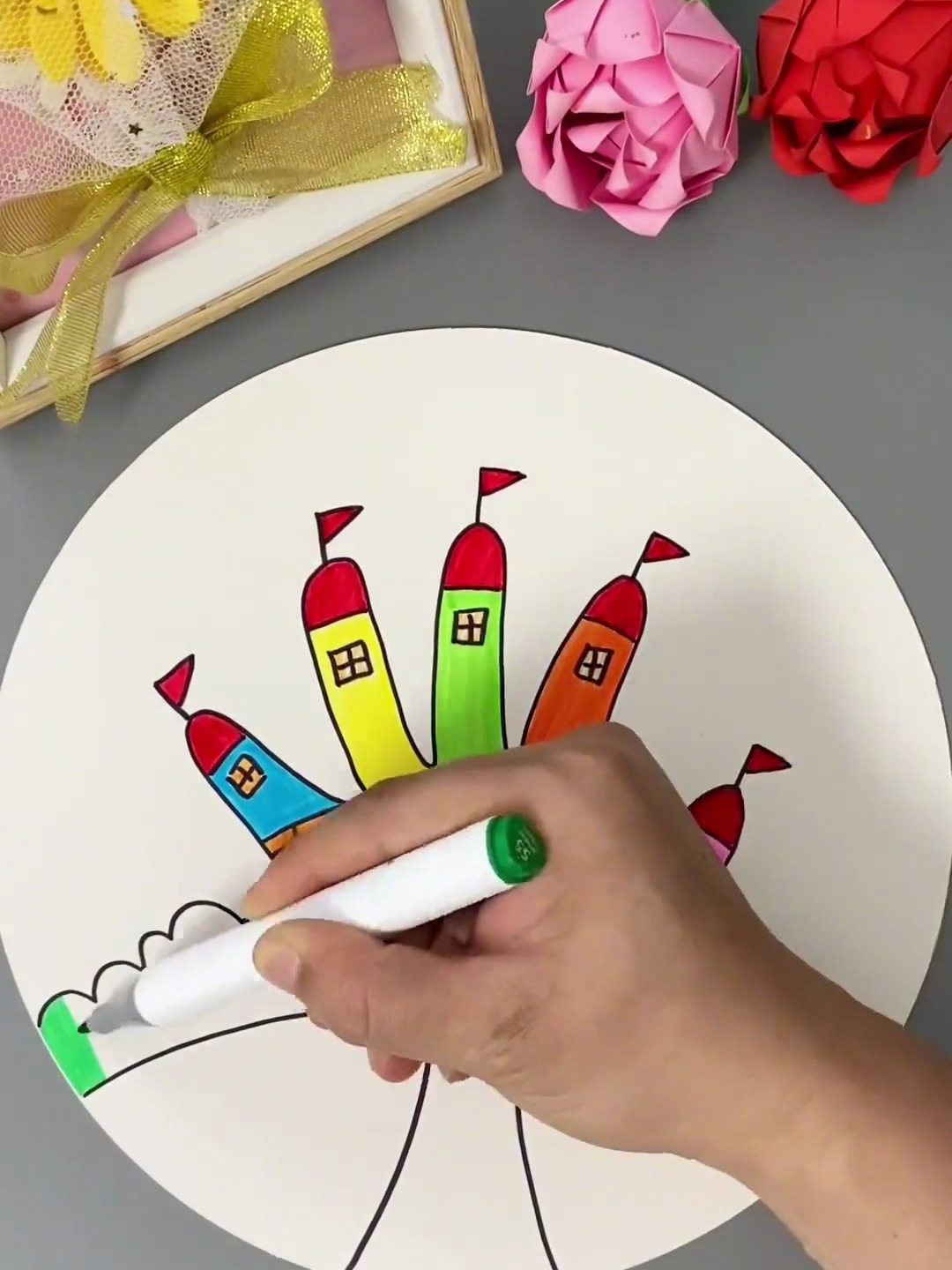 孩子用手掌来画漂亮的创意儿童画吧