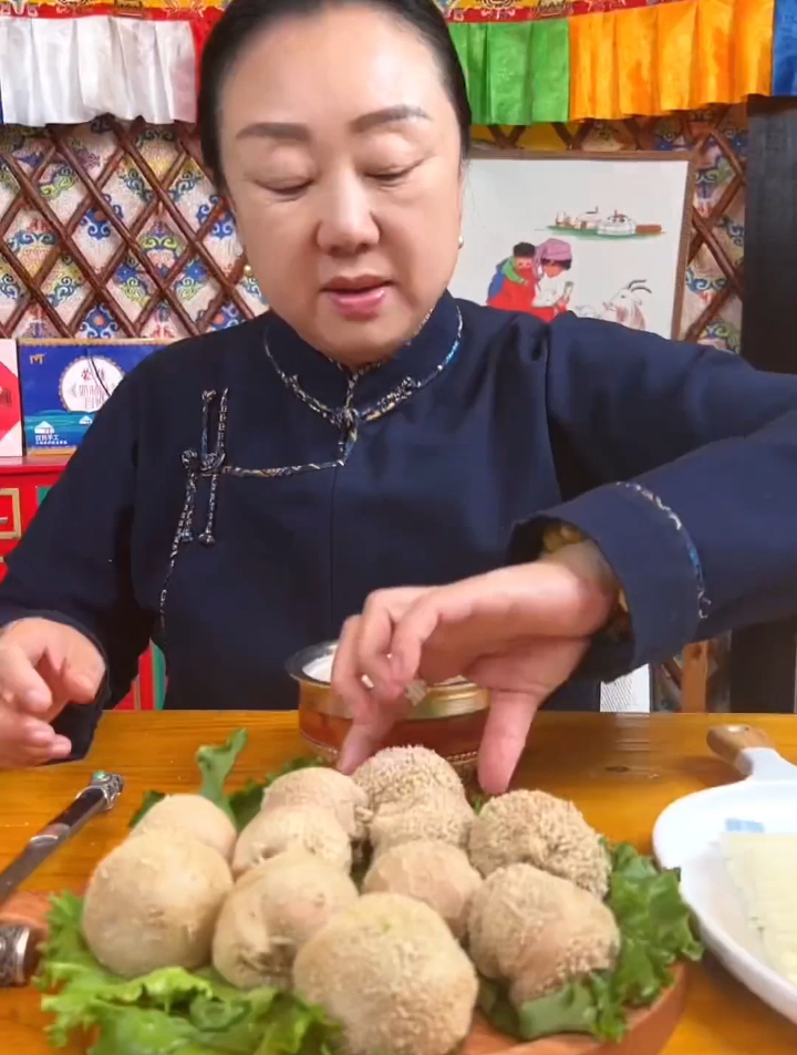 内蒙大姨发来一段视频,看到她炖好的肚包肉,说啥也得吃上三个!