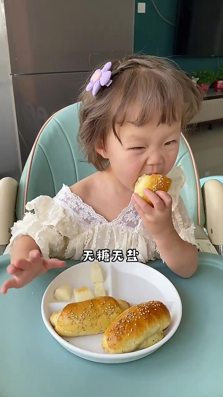 早餐做了香甜松软的香蕉牛奶面包棒