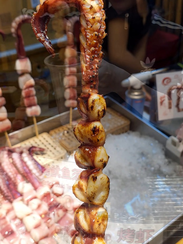 现场烧烤的巨型章鱼串,你爱吃吗?
