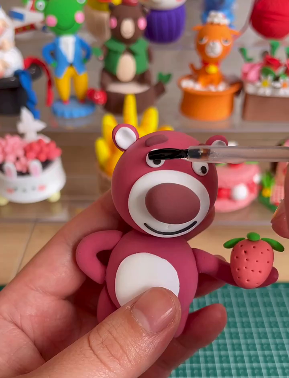 轻飘飘的彩泥,做个可爱的草莓熊吧!