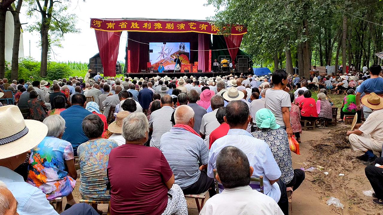 [图]实拍河南农村庙会景象，这唱的是那一段戏？台下看戏的人山人海