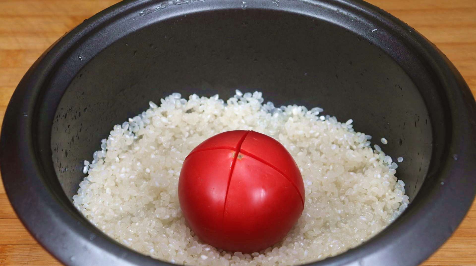 大米里加一个西红柿,万万没想到能这么好吃,咸香有味,营养丰富