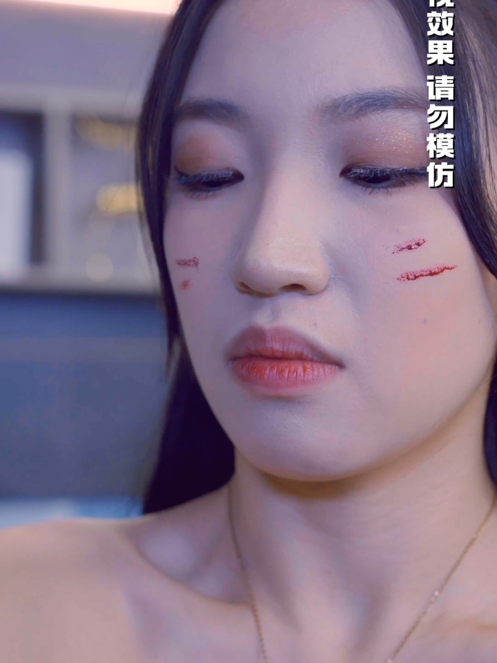 小帅送来换洗的衣服,弄得大明星面露尴尬