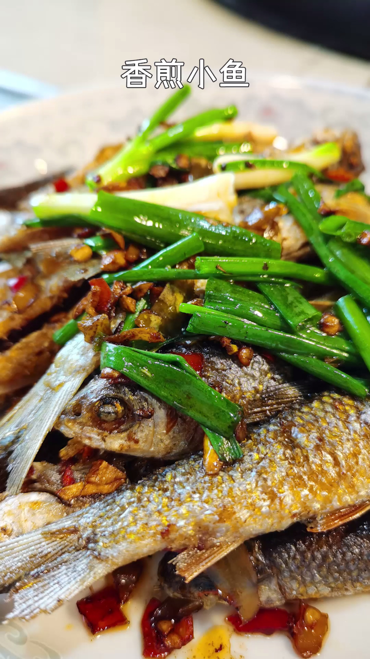 农村美食:香辣酥脆的明珠辣剁椒煎小鱼,湖南农家好味道