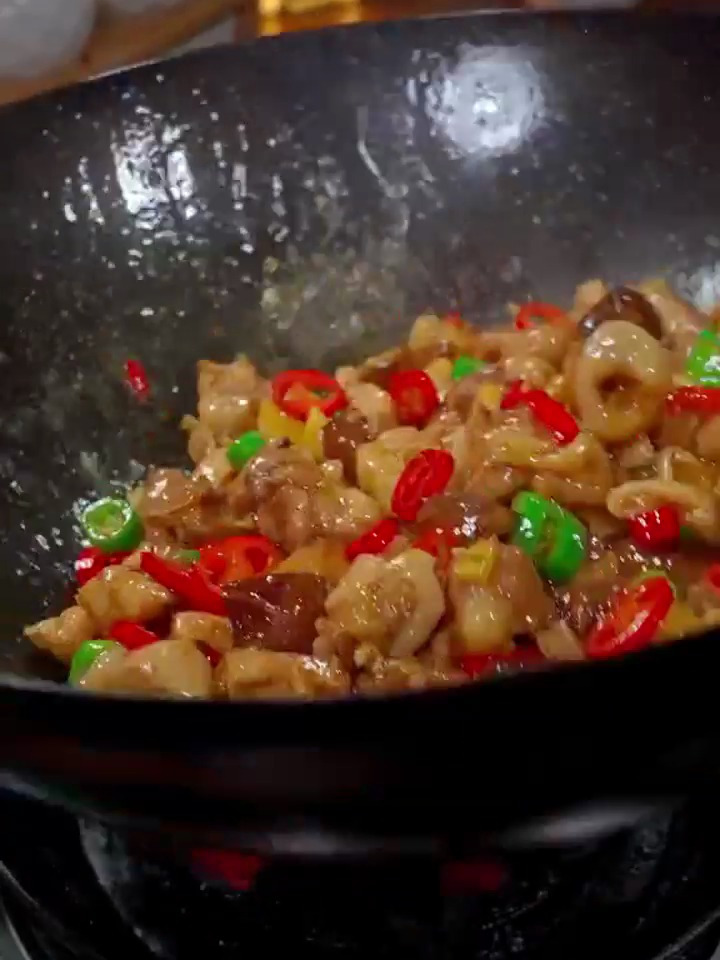 香菇炒鸡 一定要选嫩鸡 像我这样做