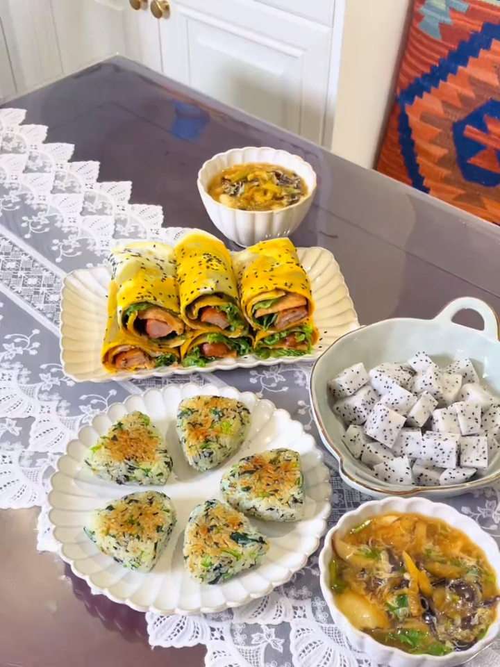 今天做了传统早餐煎饼果子、豆腐脑,当然是简易版的了!