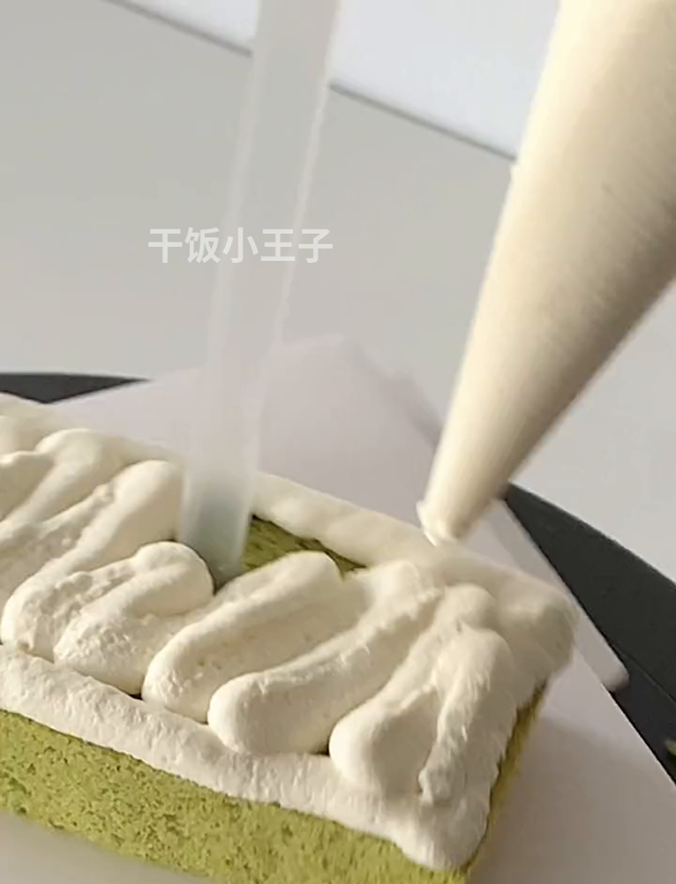 一对萌猪造型蛋糕
