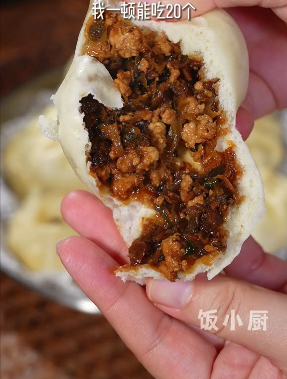 每年冬天我妈都包这个梅干菜包子,我一顿能吃20个