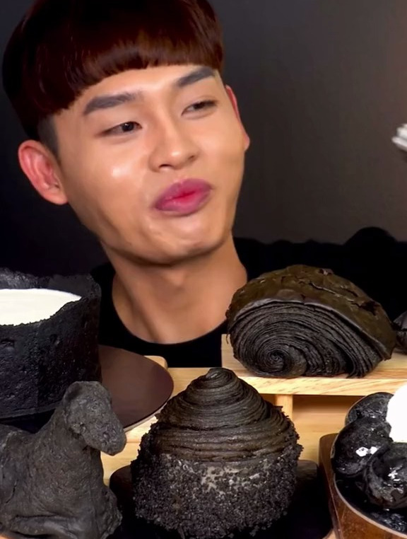 黑色甜品派对黑色蛋糕绿茶奶油面包Mukbang~