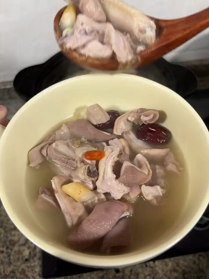 幸福有很多种 有人给你煲猪肚鸡汤是其中一种