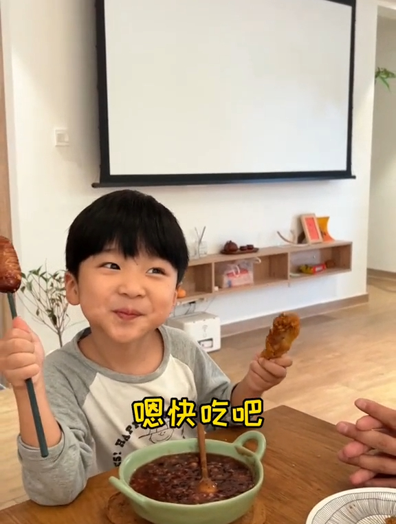 欢迎收看今日的《结婚宣传片》……咱就是说谁可以拒绝夜宵