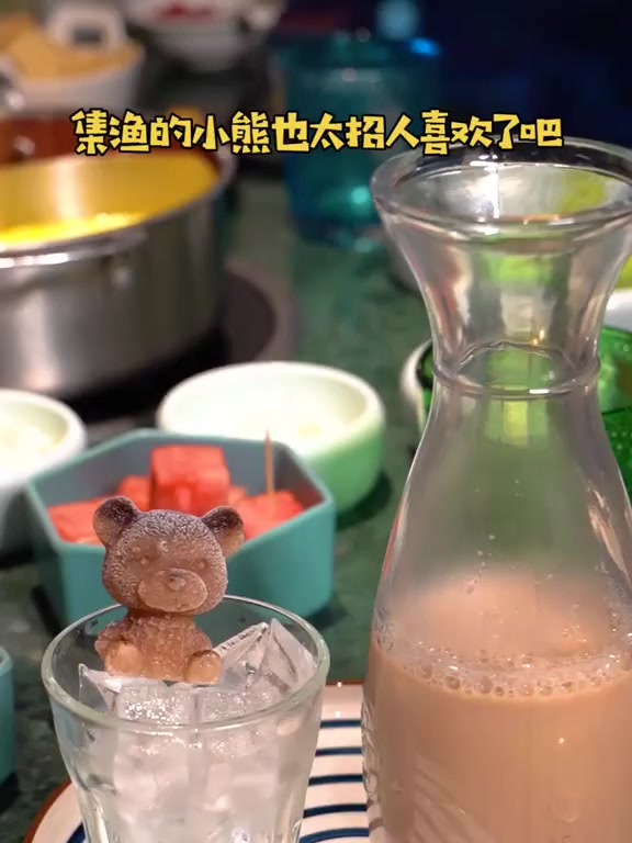 洛阳也有泡澡的小熊奶茶啦 可爱到舍不得喝