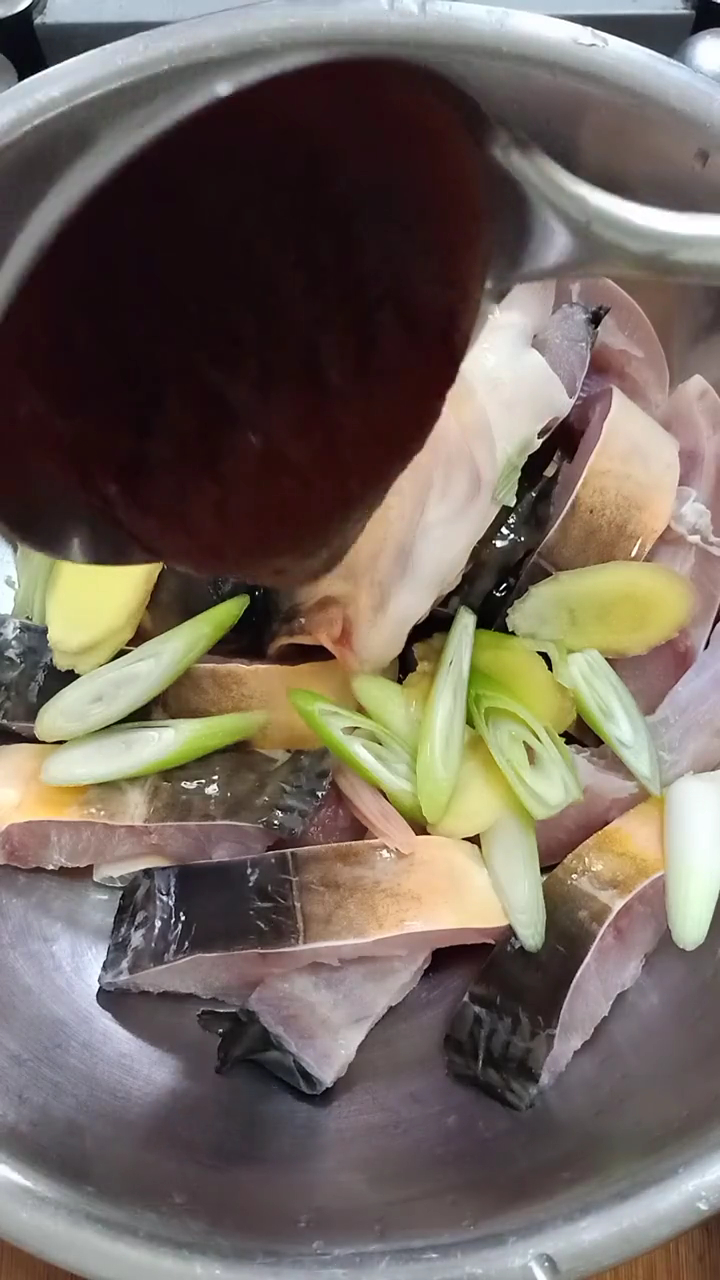 家常炖三道鳞鱼 我们这嘎达叫三道鳞 你们那嘎达叫啥我就不知道了,不油煎不油炸不用水