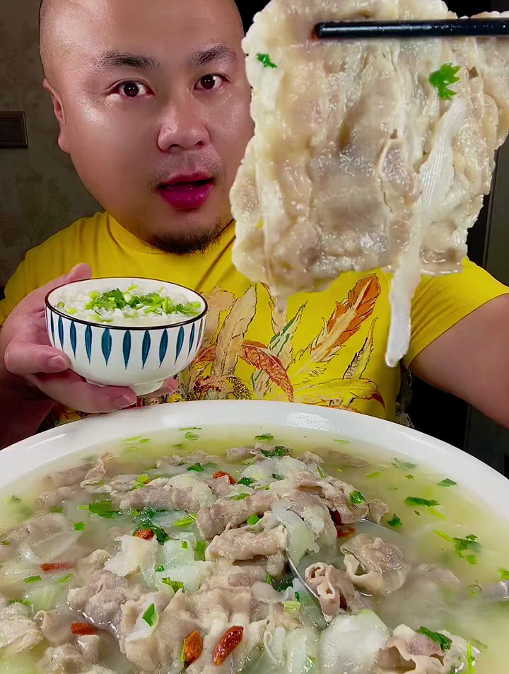 今天教大家做一道羊肉卷老黄瓜汤