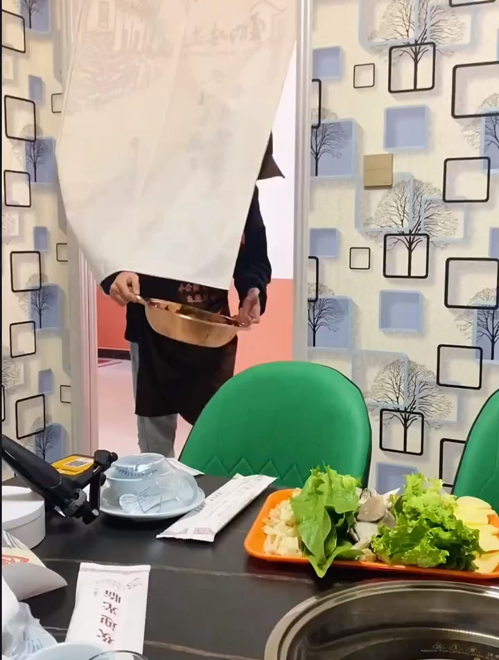 今世源清真火锅鸡味道真的不错,先吃干锅,酱香浓郁