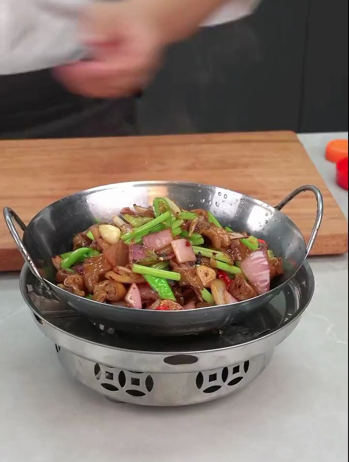 干锅肥肠好多人爱吃,像我这样做上桌就光盘!快做起来吧