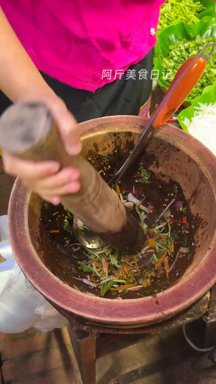 傣味特色凉拌跳跳虾!到嘴的虾全跳走了!