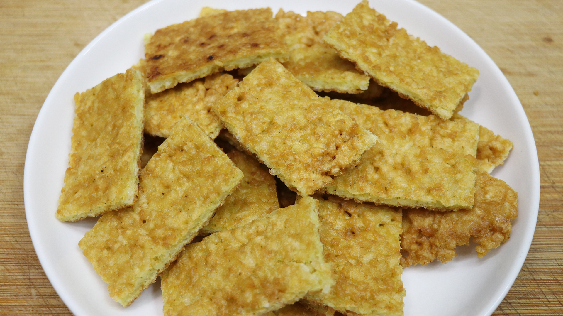 教你用剩米饭做锅巴,酥脆爽口,香味浓郁,咬一口嘎嘣脆,太香了