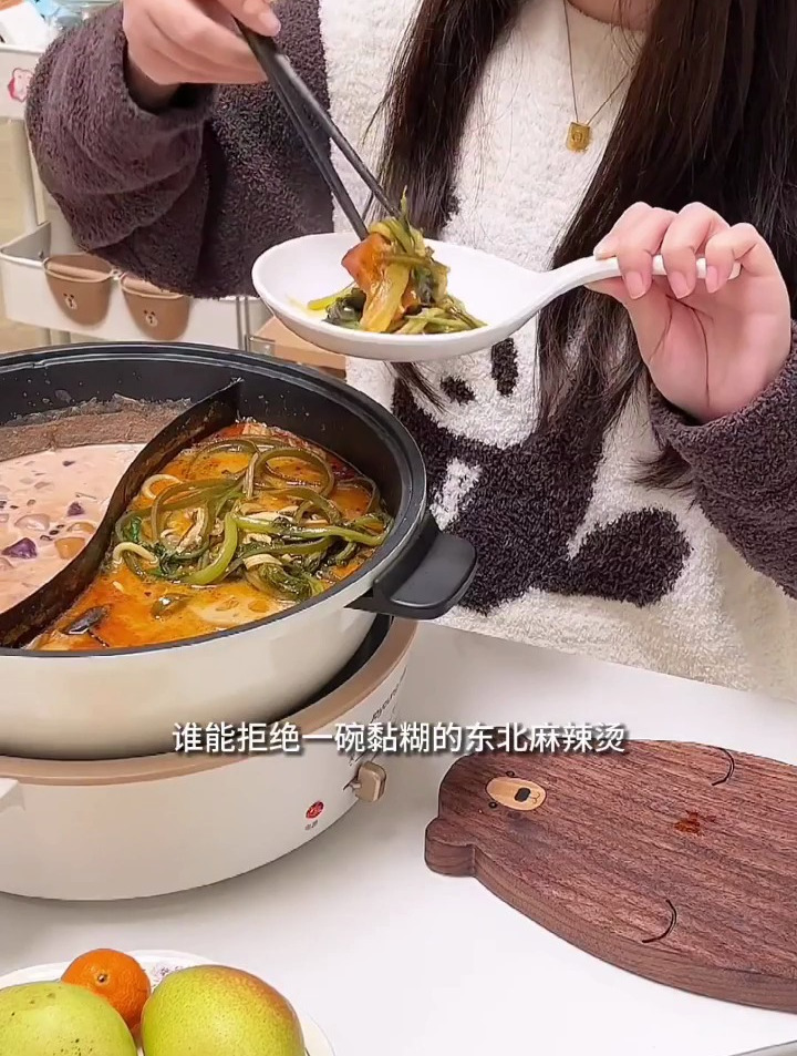 一边吃麻辣烫一边喝奶茶的快乐