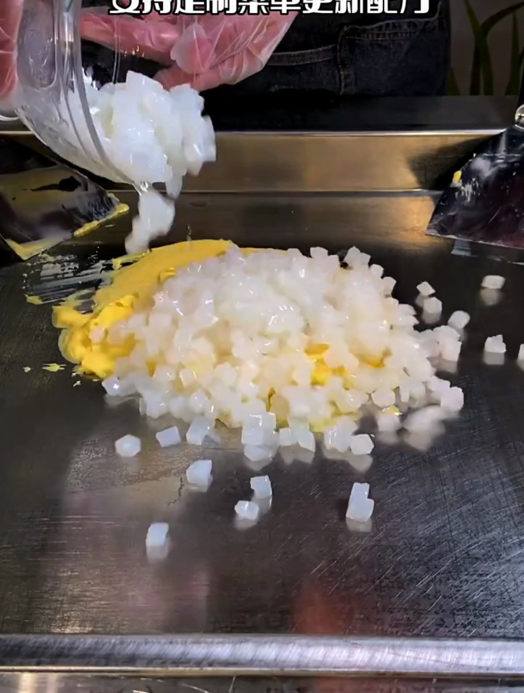 学校门口的炒酸奶,老板的操作,材料不要钱的吗