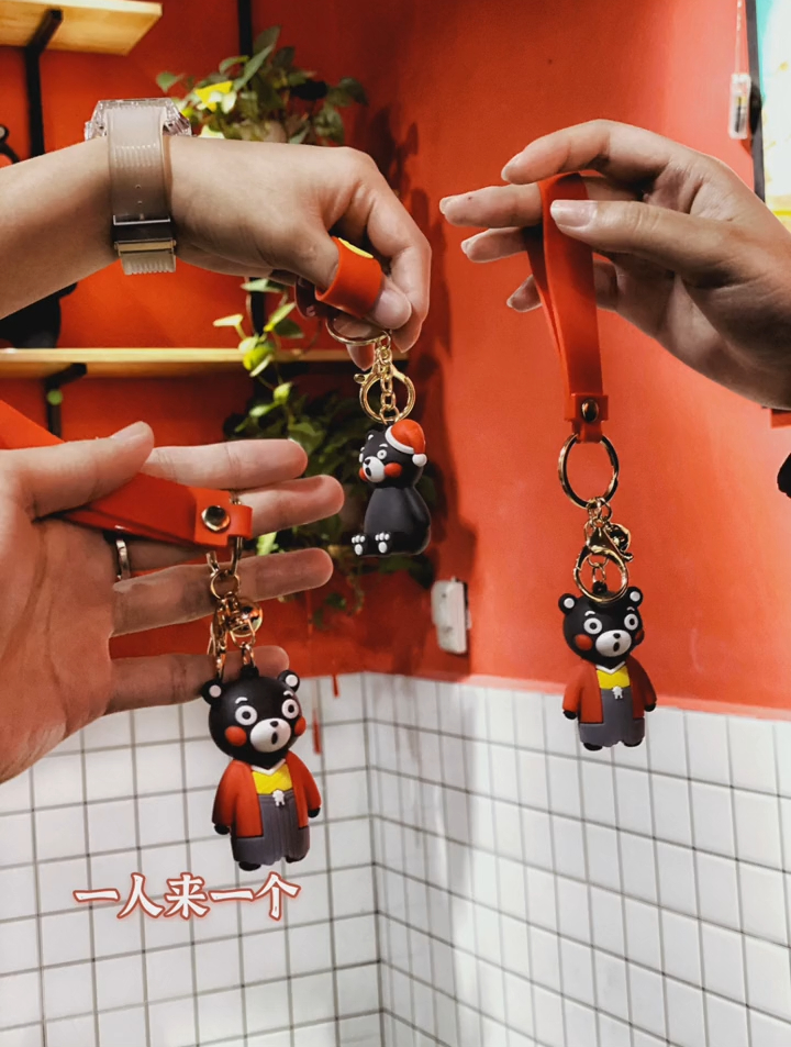 没想到,爱熊本熊奶茶店,喝奶茶还是送可爱的小挂件了!