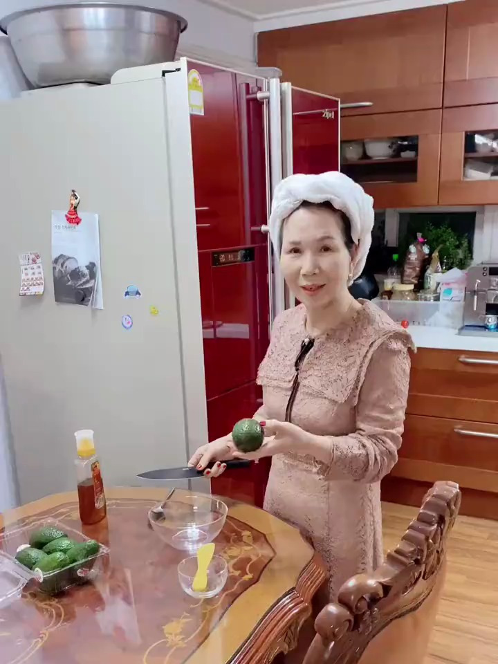 韩国婆婆用牛油果做面膜
