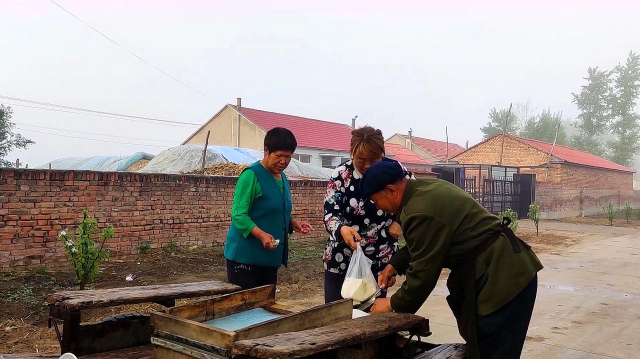 [图]东北守艺人,毛驴拉磨传承的不仅是手艺,还有那个最熟悉的声音