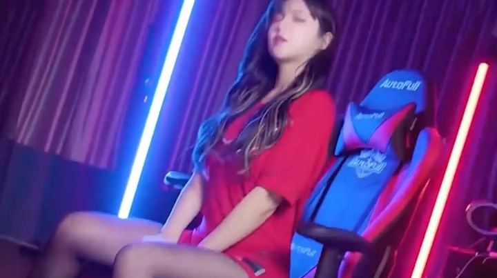 S11半决赛开战在即,斗鱼女主播给EDG助威 斗鱼女主播腐团儿、南波儿、苏恩动感变装,身穿