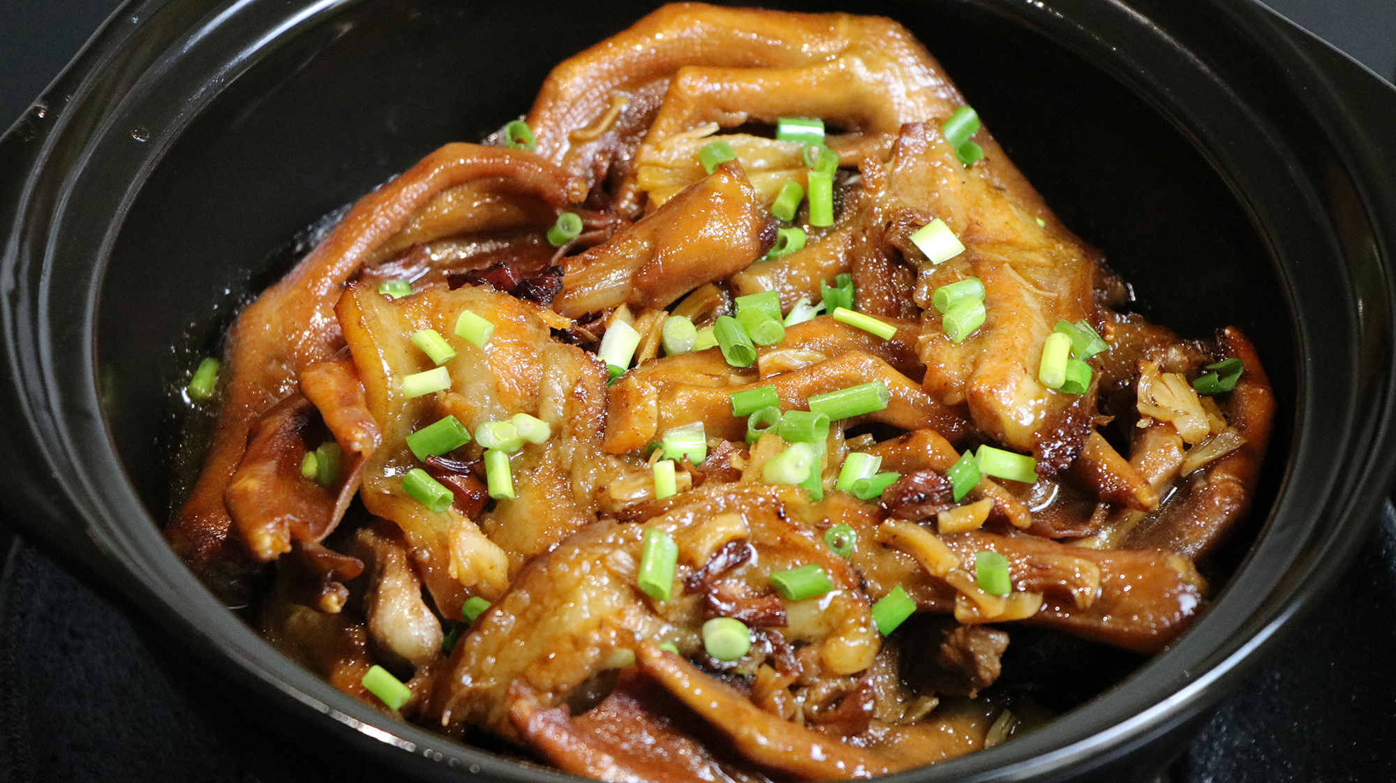 老广东的味道砂锅鸭脚煲，香气四溢超下饭，难怪这么多人喜欢吃